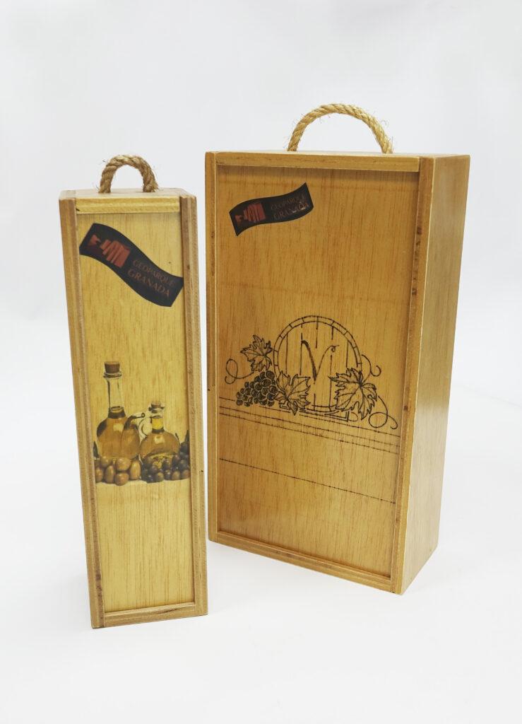 Imagen de Cajas para guardar o regalar vino, de 1 a 3 unidades, personalizadas con imágenes en vinilo o a pincel. El diseño se puede personalizar