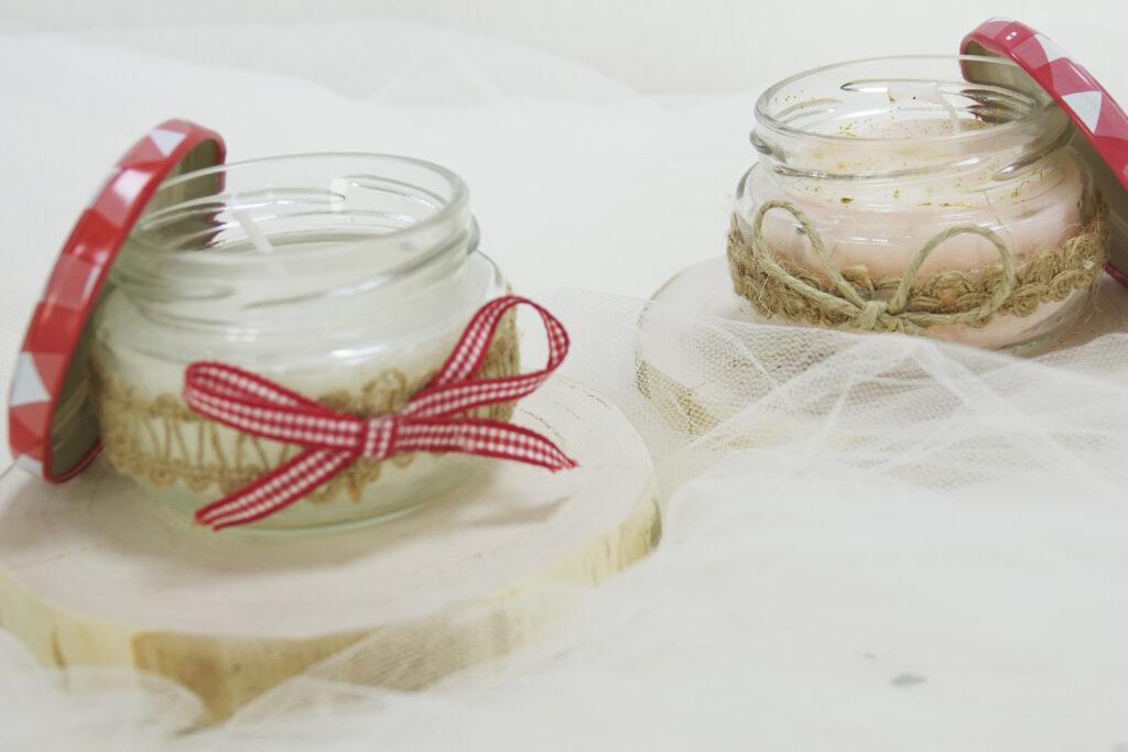 Imagen de Velas en tarro de cristal, que se presentan solas o con decoración saco, pasamanería, perlas o piedras y lazo