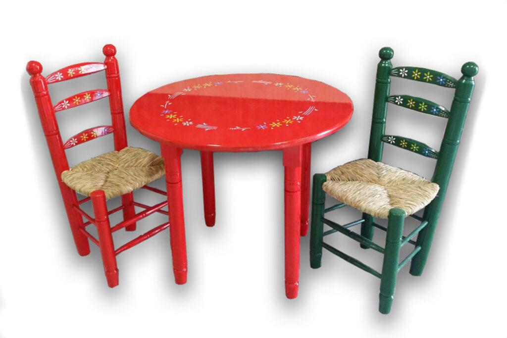 Imagen de Conjunto de sillas de anea y mesa típica decorada con tablero redondo o cuadrado. Se puede personalizar el acabado pintado o barnizado y los motivos decorativos